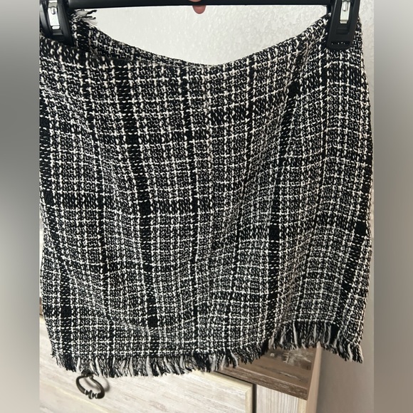 Black and white skirt - Picture 3 of 4